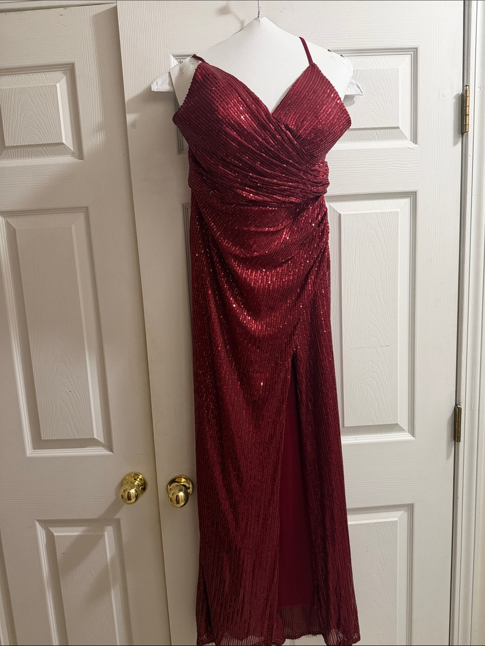 Elegant Sleeveless Sequin Evening Dress in Burgundy